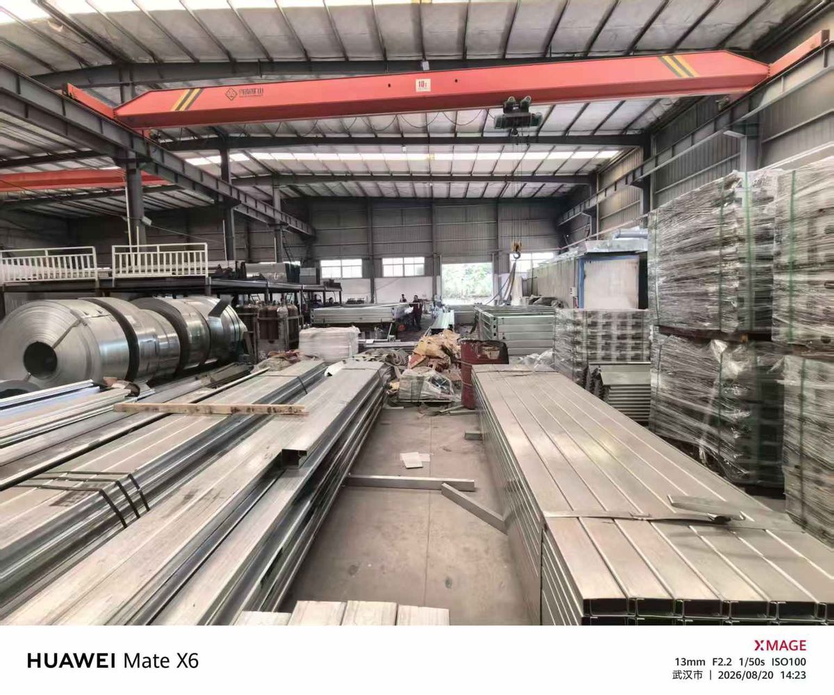 博客斯房屋武汉工厂车间原材料堆放区（钢卷与型材）实景
