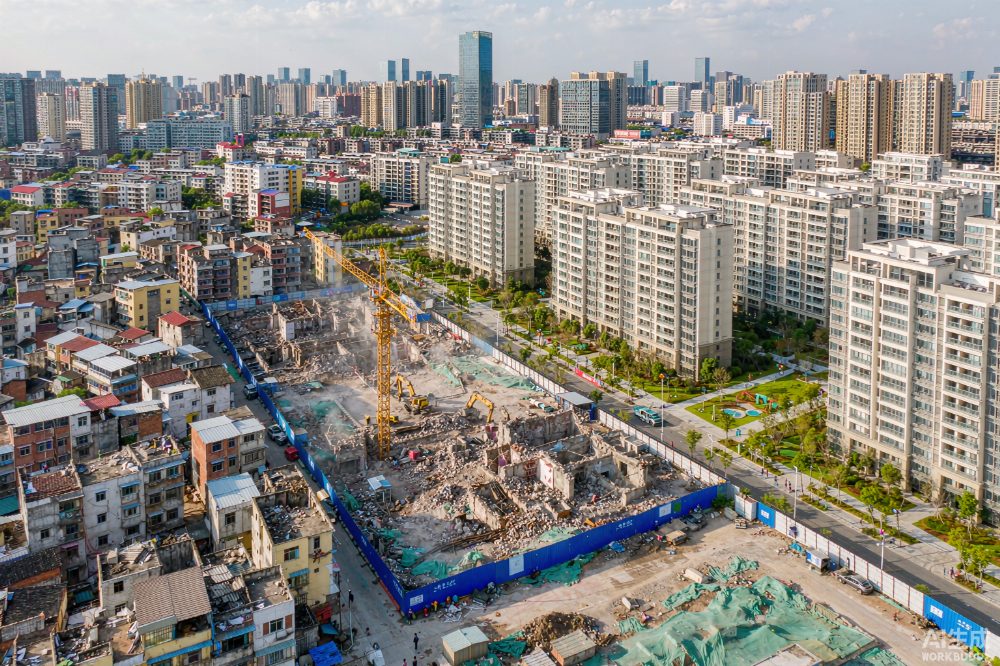 汉口老城区更新：拆迁工地与新建住宅并存
